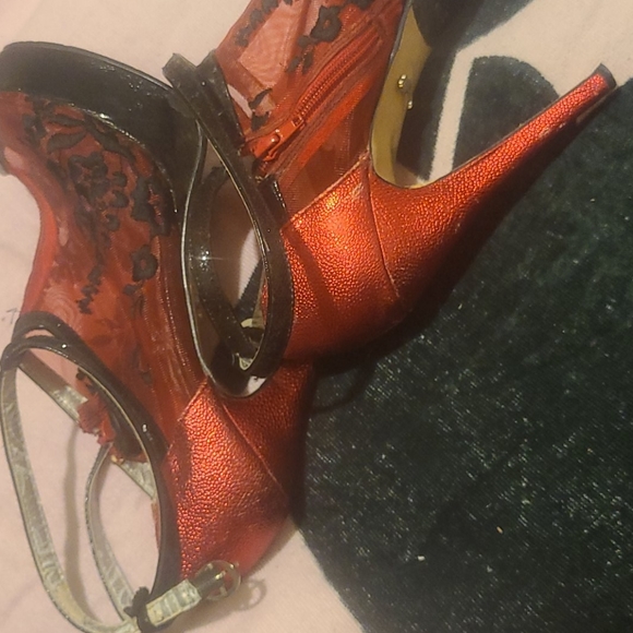 Red & black lace stilettos - Picture 3 of 6